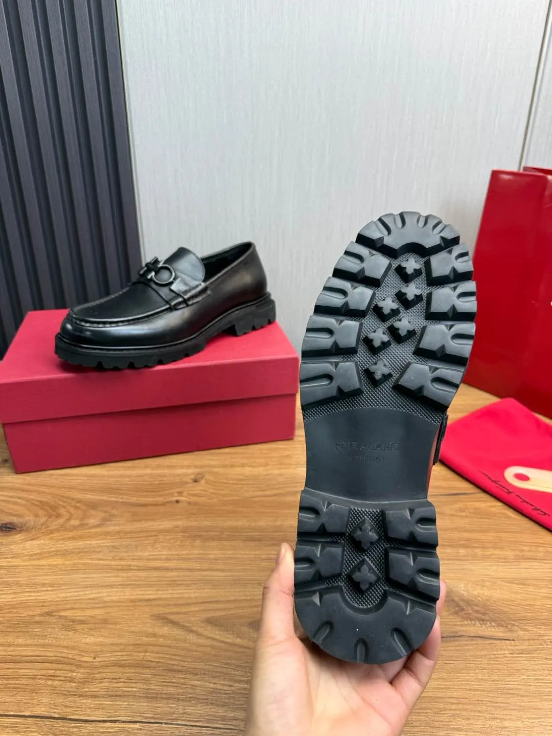 Men's shoes 💰880💰 Ferragamo. [Ferragamo] men's thick-soled loafers, the latest hot style, 1:1 original purchase quality, top quality, imported open-edge beaded cowhide leather on the upper, hand-made three-dimensional stitching highlights the round toe design, the inner foot pads are all imported cowhide, with original lightweight foam outsole, matching code 39-44, (38, 45 custom-made, non-refundable)